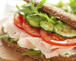 Añade pepino a tu bocadillo de pechuga de pavo y verás qué fresco y sabroso. Inclúyelo en tus comidas para llevar a la playa. Y bajo en calorías!!!