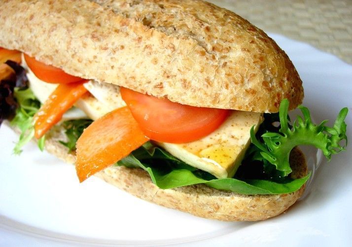 Si te gusta el pollo prueba este bocadillo de pollo con brotes. Fácil de hacer, sabroso, equilibrado y bajo en calorías!!! Comidas para llevar a la playa.