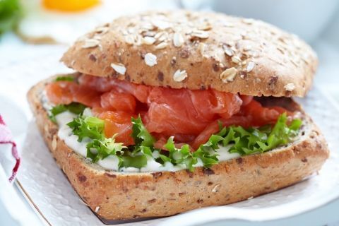 Prueba un bocadillo diferente: salmón y requesón. Fácil de hacer, sabroso, equilibrado y bajo en calorías!!! Comidas para llevar a la playa.