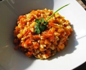 El risotto de calabaza, berenjenas y setas es un palto típico del otoño. Recetas fáciles de calabaza para tu dieta.