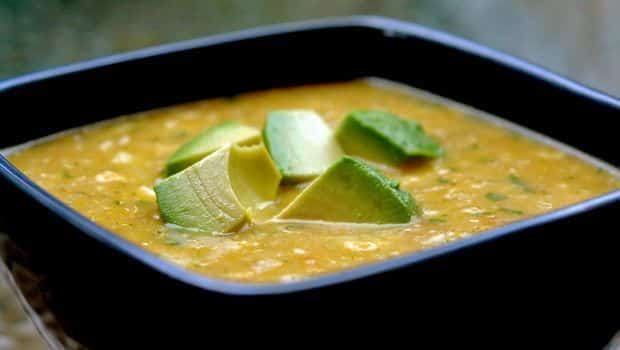 Recetas con proteína vegetal. Sopa de quinoa, verduras y aguacate.