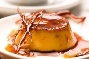 Si te gustan los flanes y tienes alergia al huevo, prueba a hacer esta receta de Flan de vainilla con caramelo de cítricos que te va a encantar.