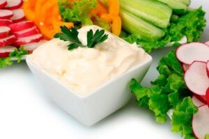 Si te gusta la mahonesa y tienes alergia al huevo, prueba a hacer esta receta de Lactonesa para utilizar en tus platos preferidos. Te va a encantar.
