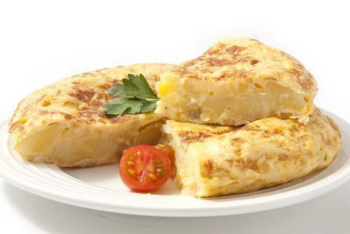 Si te gustan las tortillas pero tienes alergia al huevo, prueba esta Tortilla de patatas con sustitutos del huevo que te va a encantar.