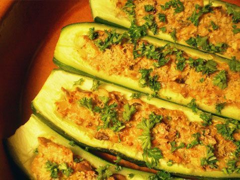 Recetas con mijo. Si estás buscando una receta fácil con mijo. Prueba estos sabrosos Calabacines rellenos con mijo y curry. Son muy fáciles de hacer.