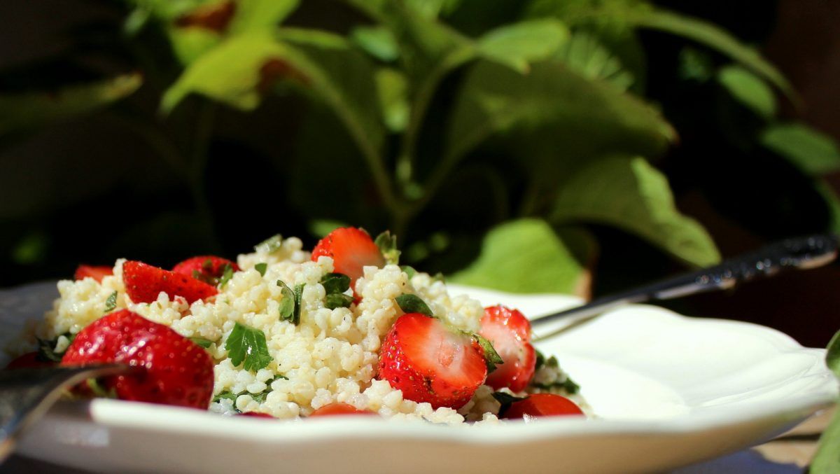 Ensalada de mijo con fresas y aliño de aguacate. Recetas con mijo