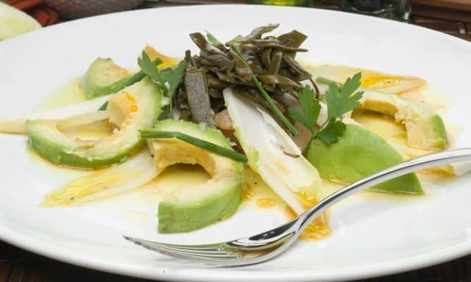 Estas recetas con algas completarán tu dieta sana y equilibrada. Ensalada de aguacate y algas