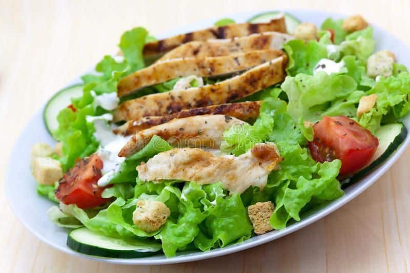No tires con la comida, estas recetas con sobras fomentan el desperdicio 0. Ensalada de pollo asado.