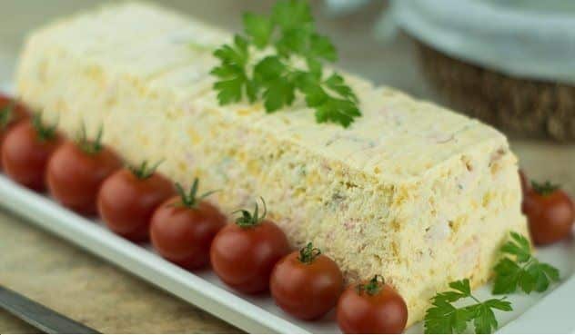 No tires con la comida, estas recetas con sobras fomentan el desperdicio 0. Pastel de puerros y salmón.