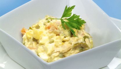 No tires con la comida, estas recetas con sobras fomentan el desperdicio 0. Ensaladilla con sobras de pescado.