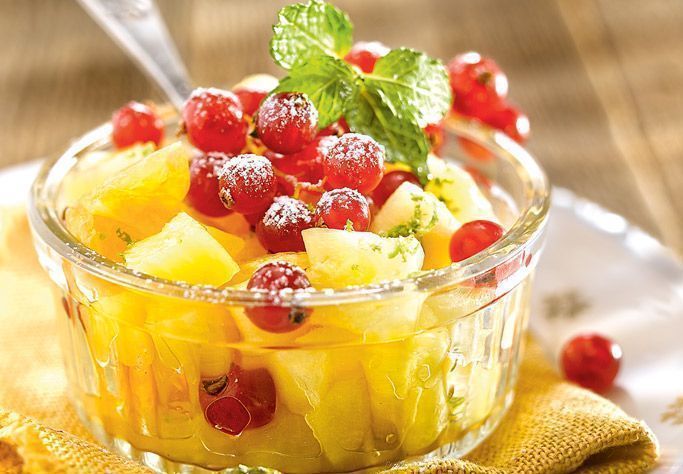 Si quieres mejorar tu dieta y disminuir el colesterol malo, en este post te decimos que alimentos debes incluir en tu menú para subir el colesterol bueno. Macedonia de piña y grosellas.