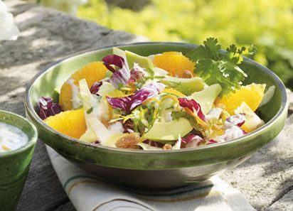 Si quieres mejorar tu dieta y disminuir el colesterol malo, en este post te decimos que alimentos debes incluir en tu menú para subir el colesterol bueno. Ensalada de aguacate y naranja.