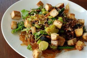 Receta Tempeh con ajos tiernos, almendras y brócoli. Recetas con tempeh
