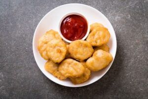 Nuggets pollo y salsa de arándanos