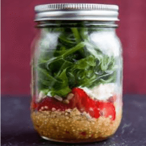 Portada ensalada en tarro de quinoa y fresa
