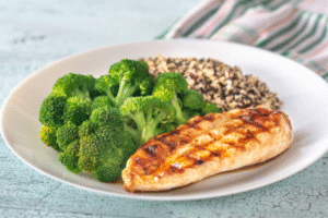 Pollo con Brócoli y Quinoa. Receta rica en minerales