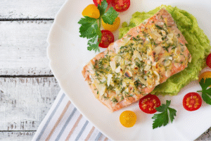 Salmón al Horno con Costra de Hierbas y Almendras