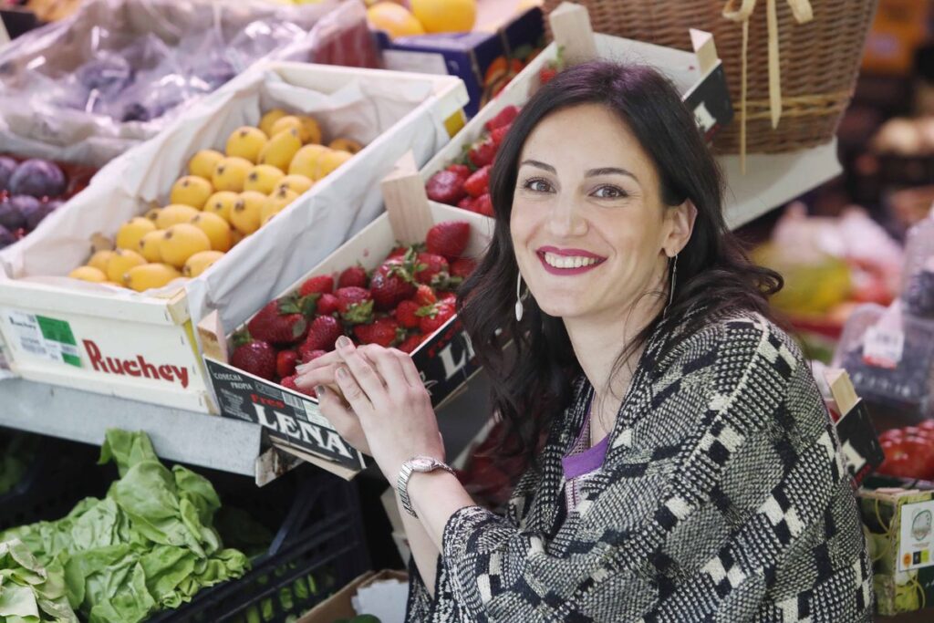 Amil López Viéitez en un mercado, eligiendo verduras frescas